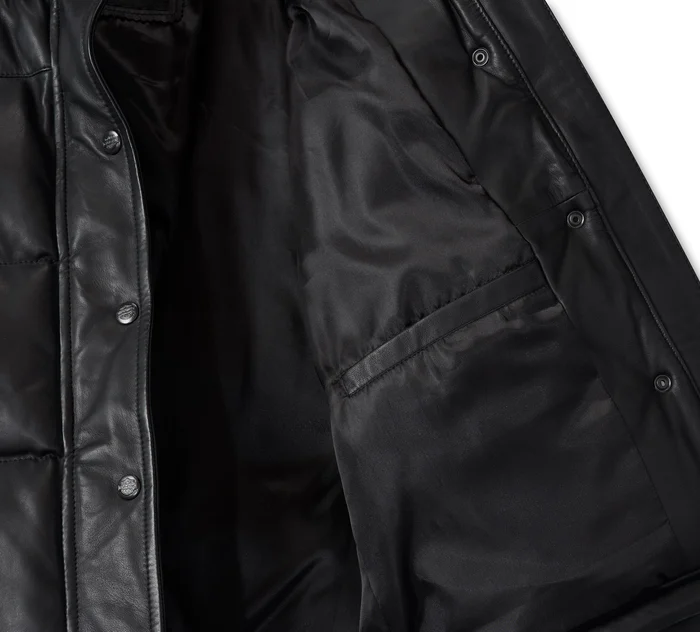 Piumino in pelle scura da donna